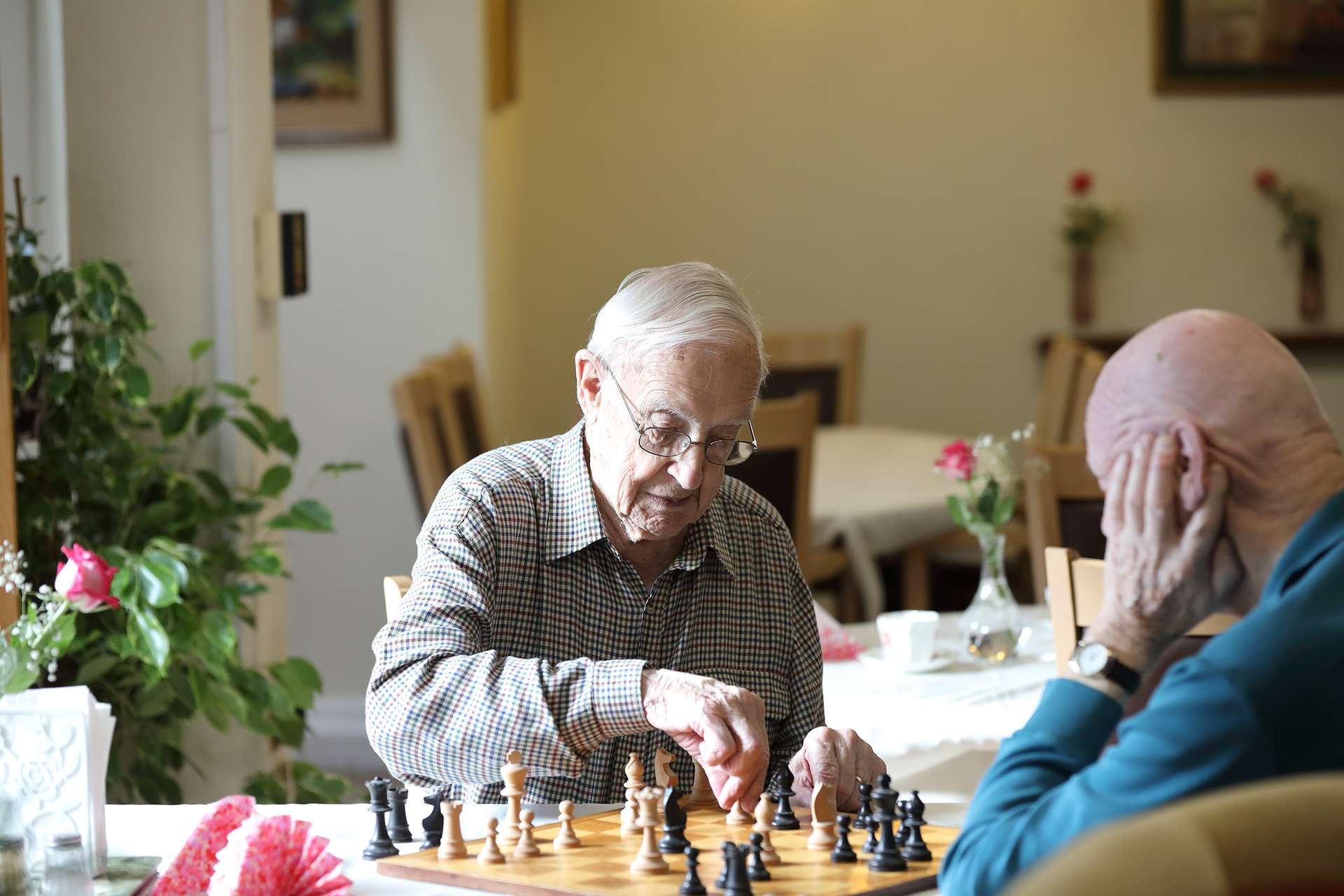 CCH Kingsleigh Gallery Image displaying two male residents playing chess